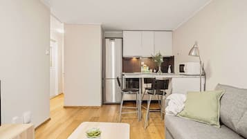 Apartamento Confort, 1 cama doble con sofá cama, Se admiten mascotas, planta baja | Zona de estar | Smart TV de 45 pulgadas con canales digitales, además de Netflix, Hulu