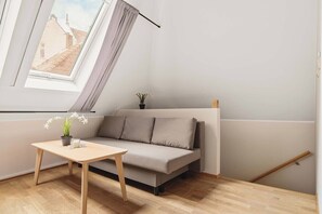 Leilighet – comfort, 1 dobbeltseng med sovesofa, ikke-røyk, kjæledyr tillatt | Oppholdsområde | En 45-tommers smart-TV med digitale kanaler samt Netflix og Hulu