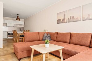 Leilighet – comfort, 2 soverom, ikke-røyk, kjæledyr tillatt | Oppholdsområde | En 45-tommers smart-TV med digitale kanaler samt Netflix og Hulu