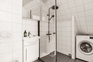 Comfort-huoneisto, 1 parisänky ja vuodesohva, tupakointi kielletty, lemmikit sallittu | Kylpyhuone | Suihku, hiustenkuivaaja, pyyhkeet, saippua