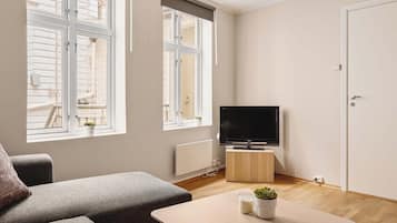 Apartamento conforto, 1 cama de casal e sofá-cama, para não fumantes, aceita animais de estimação | Área de estar | Smart TV 45 polegadas com canais digitais, Netflix, Hulu