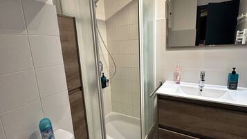 Estudio familiar, vistas a la montaña | Baño