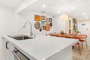 Kjøleskap, kokeplater, oppvaskmaskin og kaffetrakter/tekoker