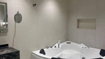 Máy sấy tóc, dép đi trong nhà, khăn tắm, xà phòng