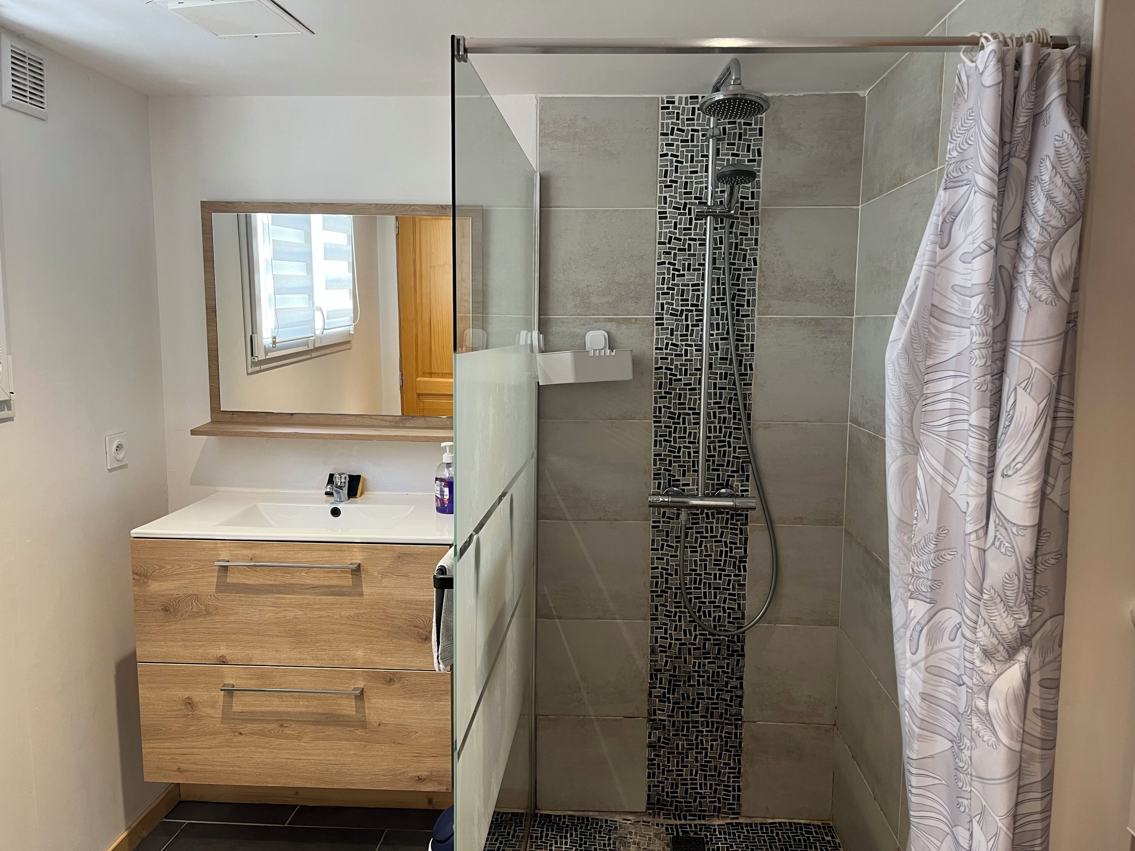 Een douche, handdoeken