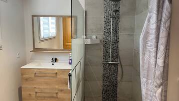 Een douche, handdoeken
