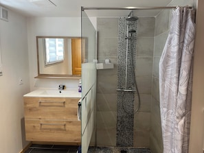 Shower, towels