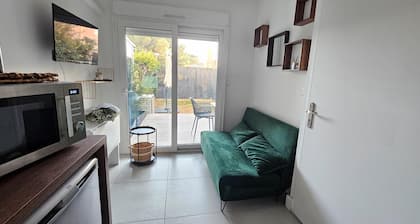 15 min walk from the spa, studio with separate sleeping area, terrace, secure parking.