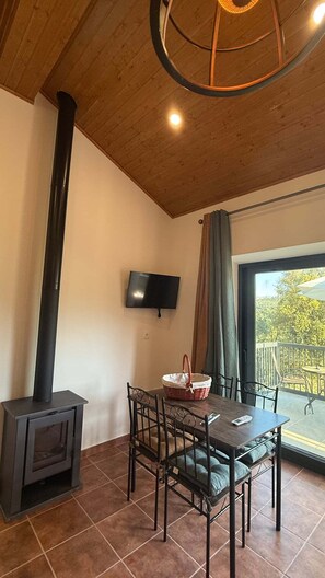 Biệt thự dành cho gia đình, 1 giường cỡ queen và sofa giường, bếp, quang cảnh hồ bơi | Khu phòng khách