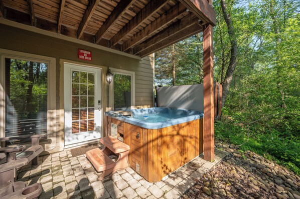 Outdoor spa tub