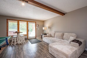 TV connectée, cheminée, table de tennis de table