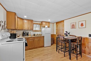 Microwave, oven, stovetop - Cabin W/Private Hot tub,PetFriendly, Fire pit 10min  Loon mtn & owls Nest Resort (Thornton)