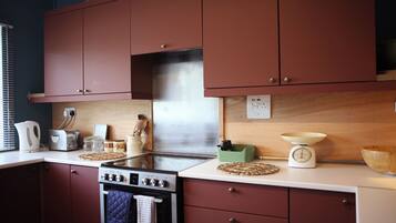 Kjøleskap, mikrobølgeovn, ovn og kokeplater