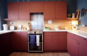 Een koelkast, een magnetron, een oven, een kookplaat