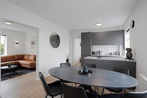 Fridge, oven, dishwasher, cookware/dishes/utensils