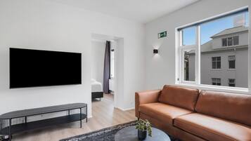Appartement | Woonruimte | Een 60-cm smart-tv met satellietzenders