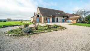 A stone farmhouse with a gravel driveway and a well-maintained garden. - The Vagastines (Saint-Germain-du-Plain)