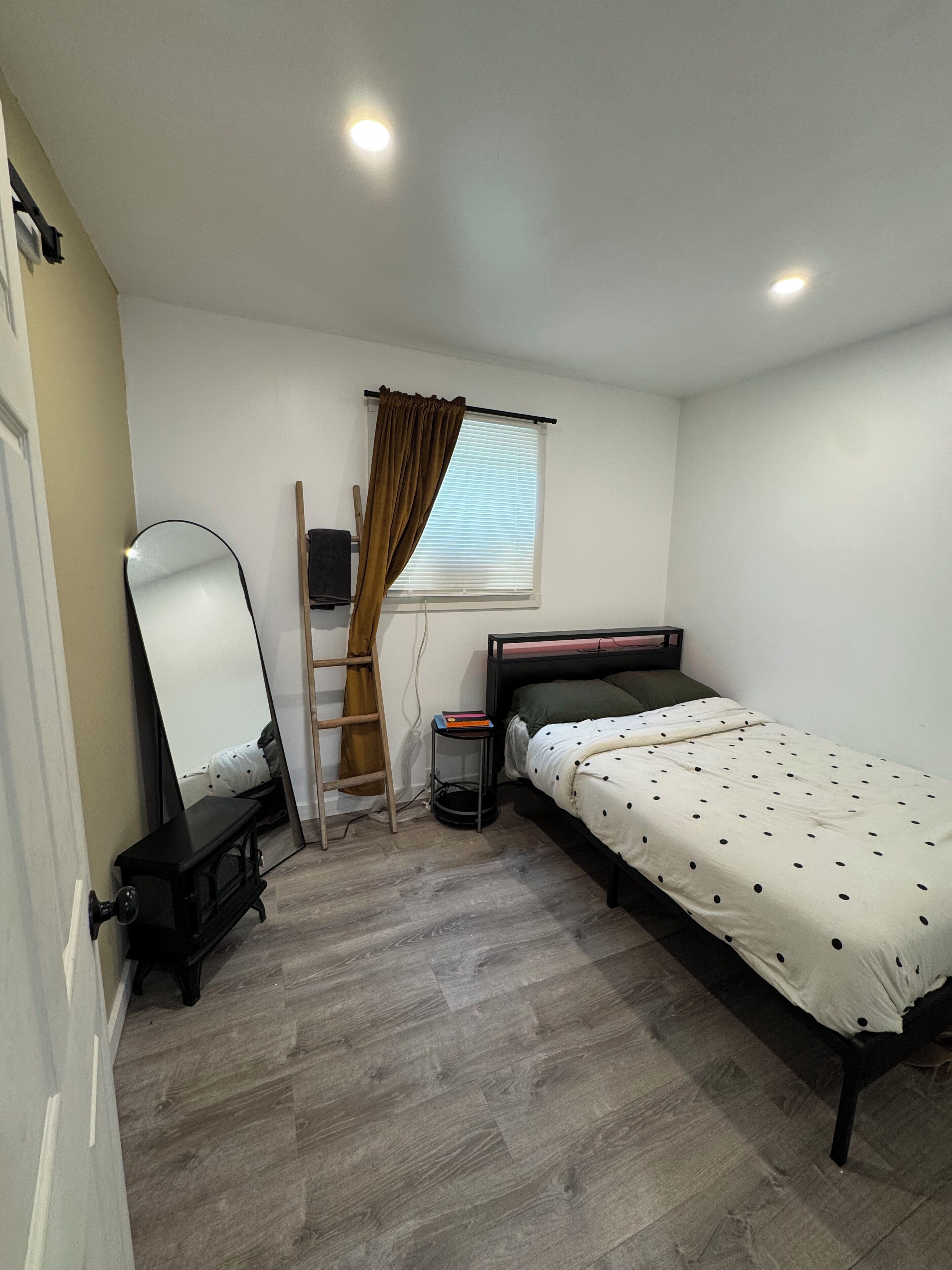 2 多间卧室、熨斗/熨衣板、WiFi、床单