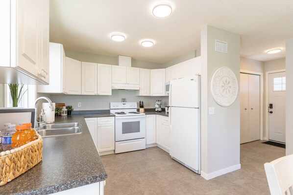 ثلاجة، ميكروويف، فرن، موقد طهي مسطح