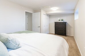 4 عدّة غرف نوم ومكواة/لوح كي وواي فاي مجانًا وملاءات أسرّة