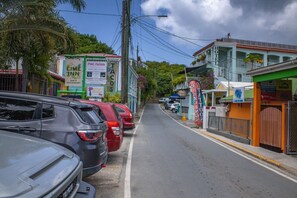 Estacionamiento en la propiedad 