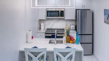 Jääkaappi, mikroaaltouuni, uuni, liesi