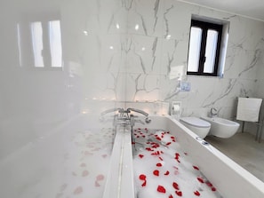 Shower, jetted tub, hair dryer, bidet - [ Martiry Suite Apartment ] + Self Check-in Late (Catania)