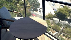 A balcony with a view of a beach and mountains. - Stella's beachfront aparthotel (Split)