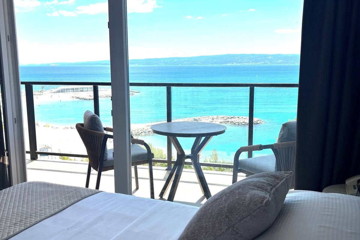Deluxe Double Room, Sea View | In-room safe, desk, iron/ironing board, free WiFi