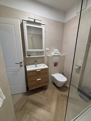 Deluxe Double Room, Sea View | Bathroom