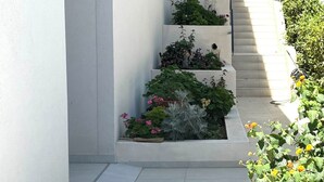 A narrow alleyway with a staircase leading to a building with balconies. - Stella's beachfront aparthotel (Split)