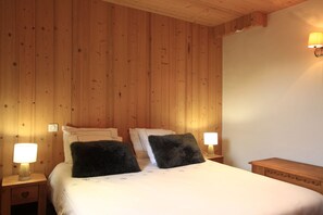 11 bedrooms, iron/ironing board, WiFi, bed sheets