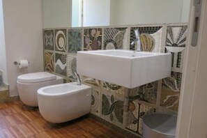 Hårtork, bidé, handdukar och tvål