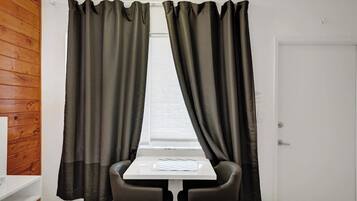 Classic Studio (Waves 17) | Dining room