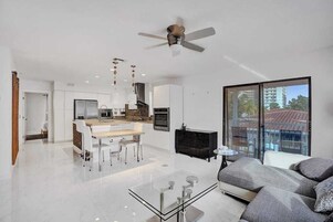 Classic Double Room (Waves 22) | Living area