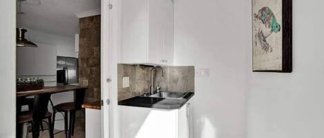 Kahden hengen classic-huone, rantanäköala (Waves 1) | Oleskelualue