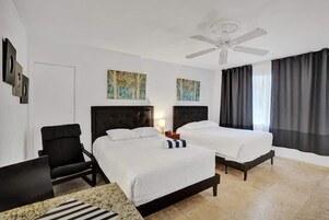 Classic Studio, Beach View (Waves 18) | Iron/ironing board, free WiFi