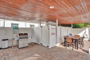 BBQ/picnic area - Waves by Stay Hospitality (Pompano Beach)