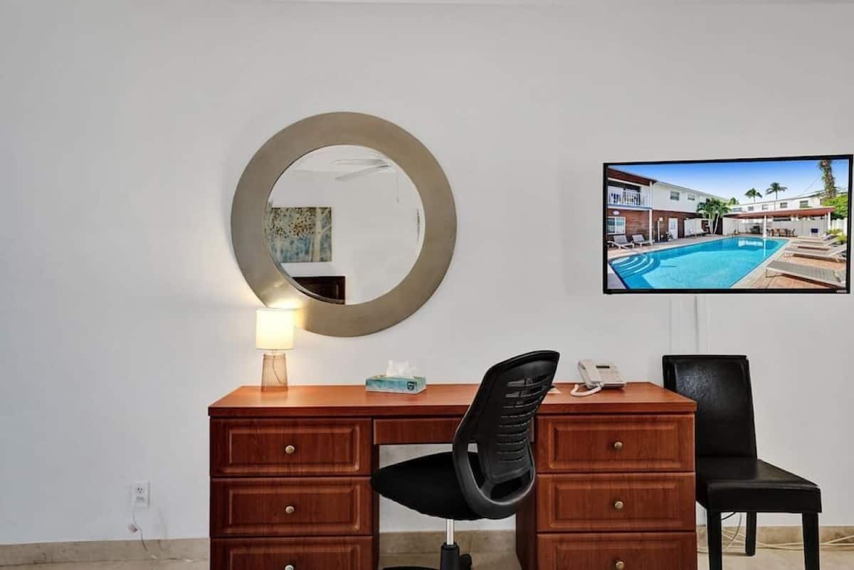 Classic Studio, Beach View (Waves 18) | Living area