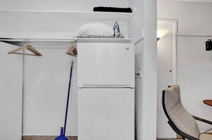 Classic Studio, Beach View (Waves 14) | Shared kitchen facilities | Cookware/dishes/utensils