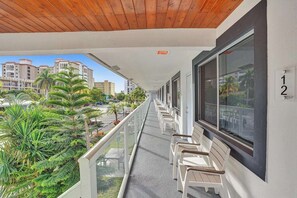 Classic-Doppelzimmer (Waves 22) | Terrasse/Patio