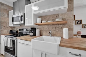 Quarto casal clássico, vista para a praia (Waves 1) | Cozinha americana privada | Talheres/pratos/utensílios de cozinha