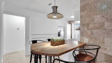 Habitación doble clásica, vista a la playa (Waves 1) | Comedor