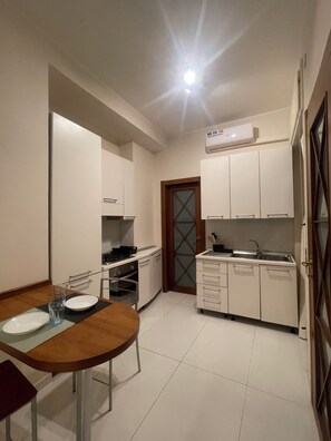 Frigorifero, forno, piano cottura, macchina per tè/caffè