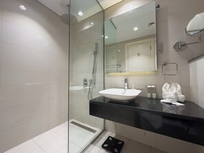 Een douche, een haardroger, een bidet, handdoeken