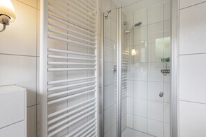 Shower, hair dryer, towels - Apartment 'Auszeit' with Mountain View, Balcony and Wi-Fi (Olsberg)