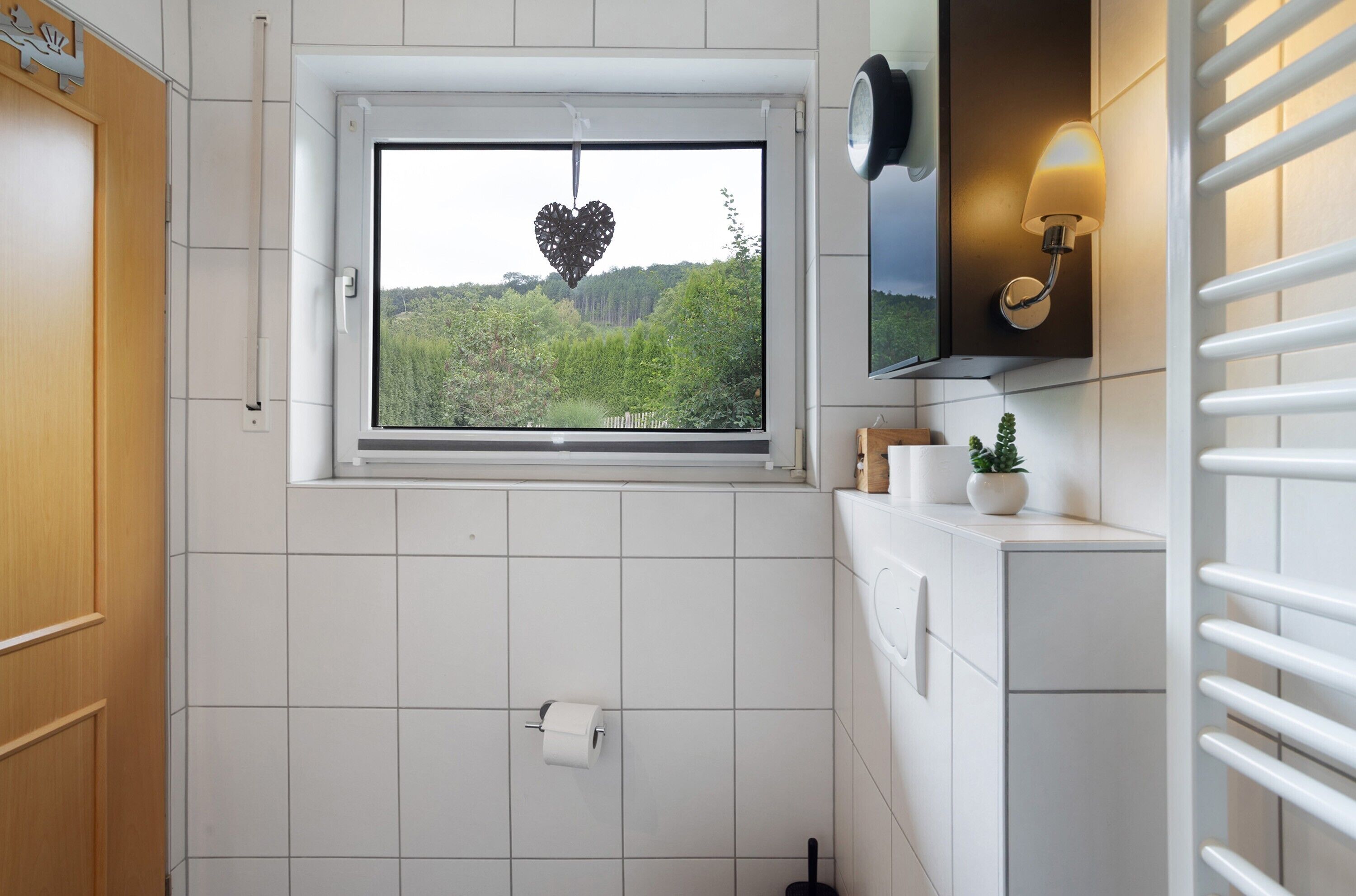 Douche, sèche-cheveux, serviettes fournies