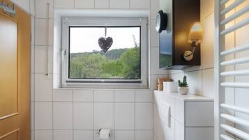 Douche, sĂšche-cheveux, serviettes fournies