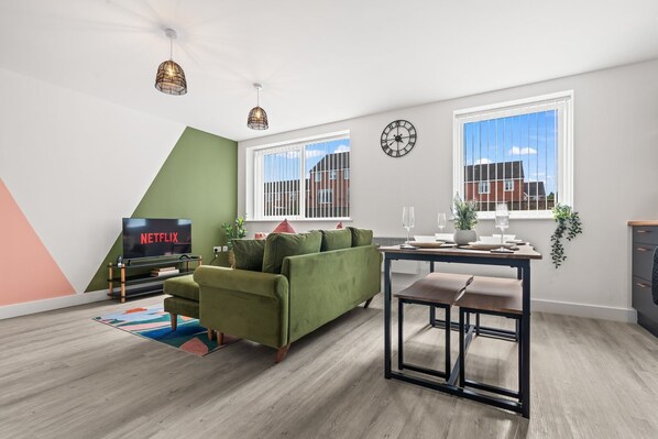 TV - 2BR Apartment – Bingley | Bradford | Free Parking (Bradford)