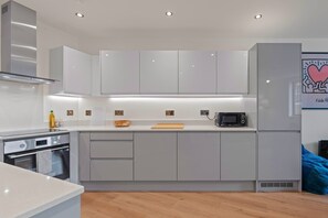 Kühlschrank, Mikrowelle, Ofen, Geschirrspüler